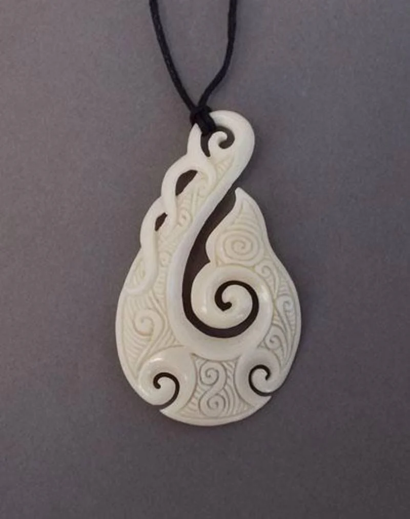 NZ Maori Large Bone Fish Hook Necklace - Image 3
